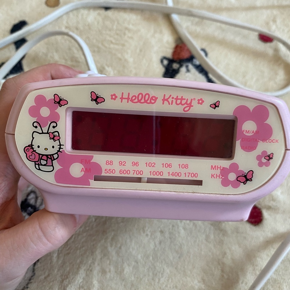 2003 hello kitty radio alarm clock
